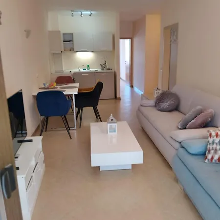 2 With Poolview Royal Sun 아파트